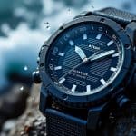 découvrez une montre solaire conçue pour résister aux chocs et à l’eau de mer, idéale pour accompagner vos activités au quotidien.